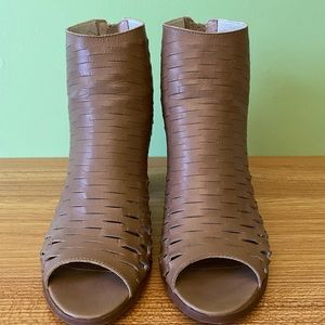 Brown leather womens cut out style heels. Size Euro 37